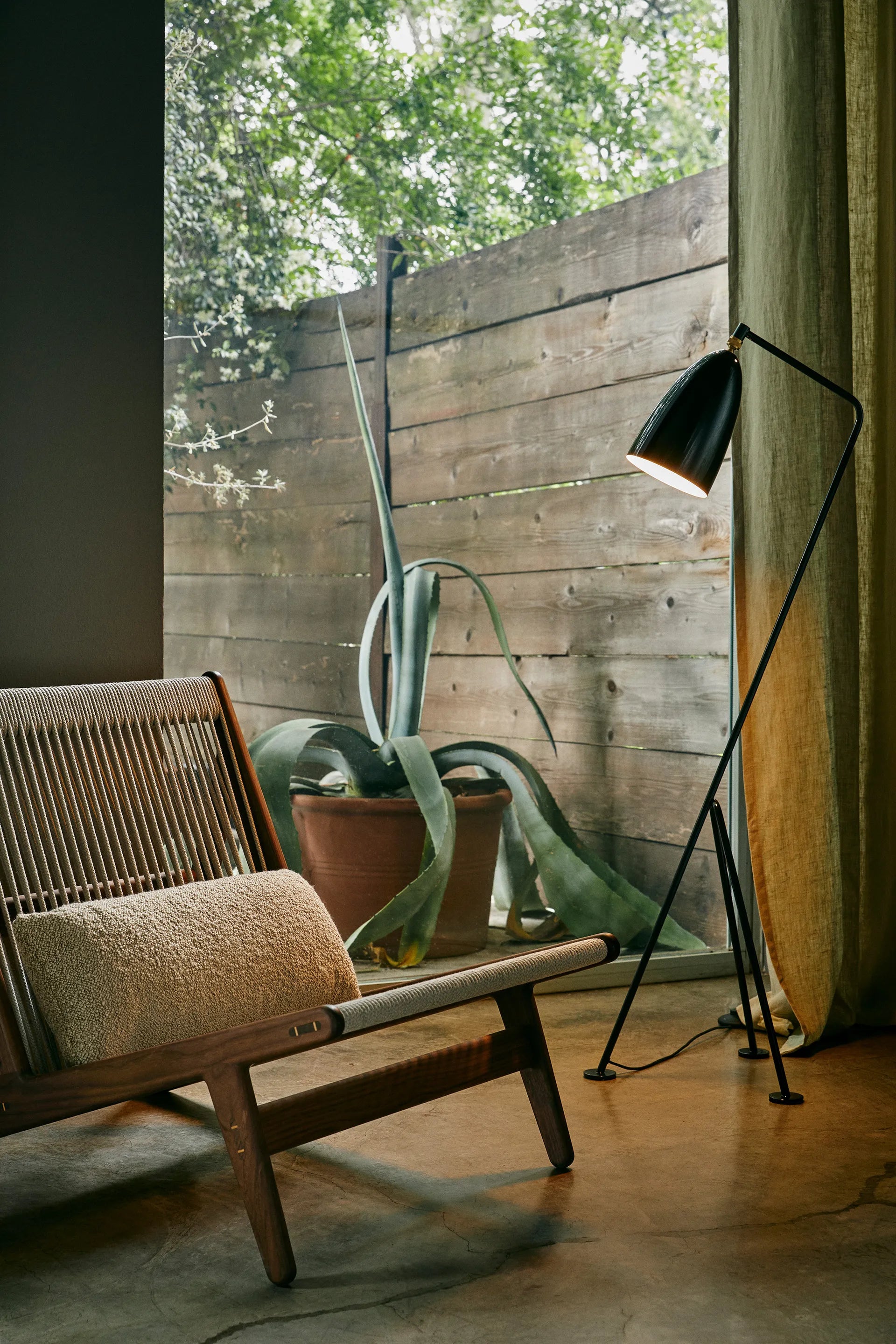 Cavaletta Tripod Floor Lamp - Black/Brass